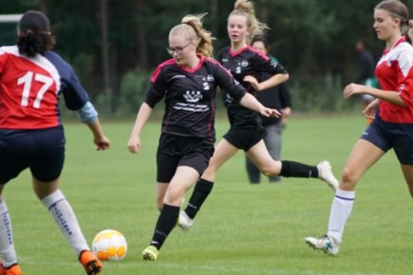 Meiden- en damesvoetbal zit in de lift