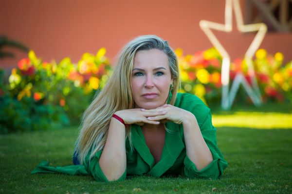 Gelukcoach met beide voeten op de grond
