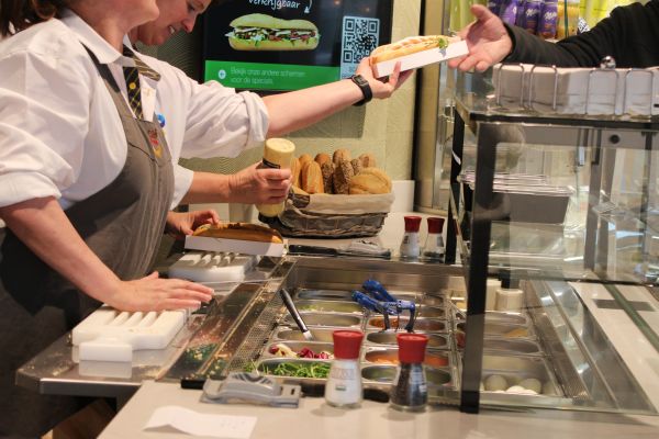 Van tanken tot lunchen bij Poelen Mook