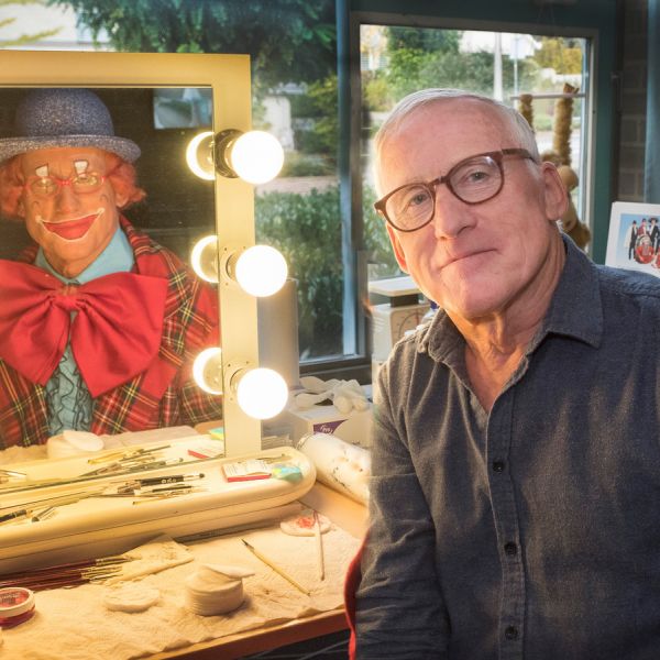 Clown Kwibus hangt zijn pak aan de wilgen