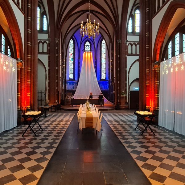 Dansen en dineren in de kerk!