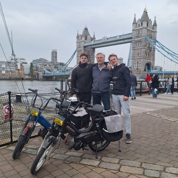 Op de Tomos brommer naar Parijs, Londen en Berlijn