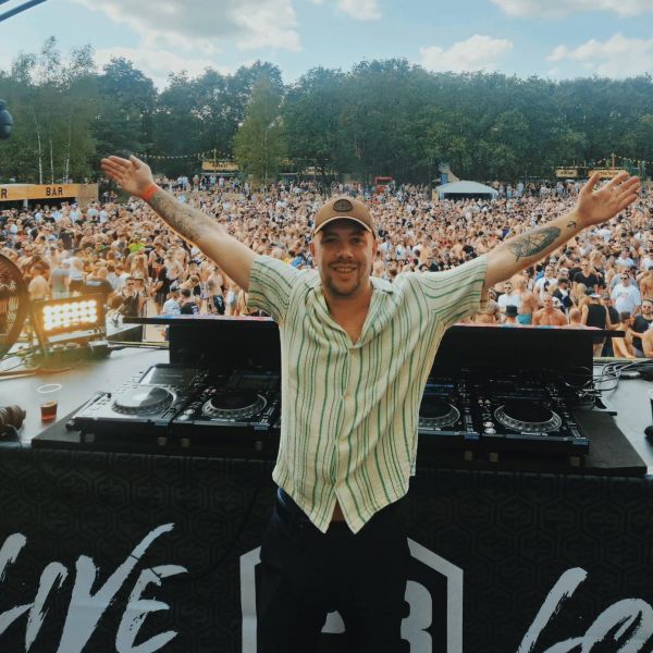 DJ Unlocked timmert internationaal aan de weg