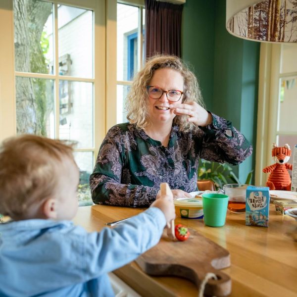 Tineke laat kinderen spreken met hun handjes