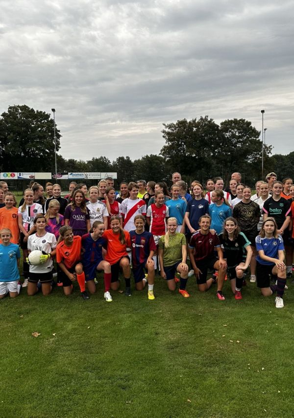 Meiden- en damesvoetbal zit in de lift