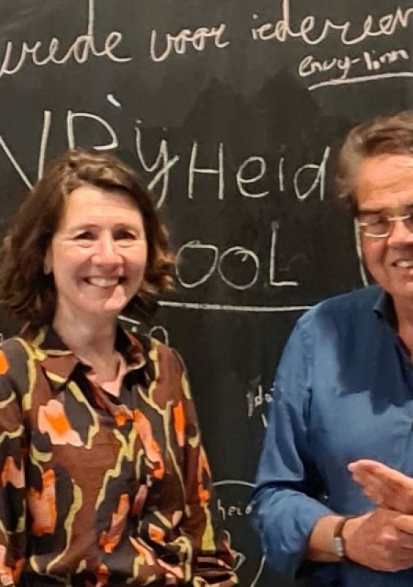 Scheidend en nieuwe directeur van het Vrijheidsmuseum