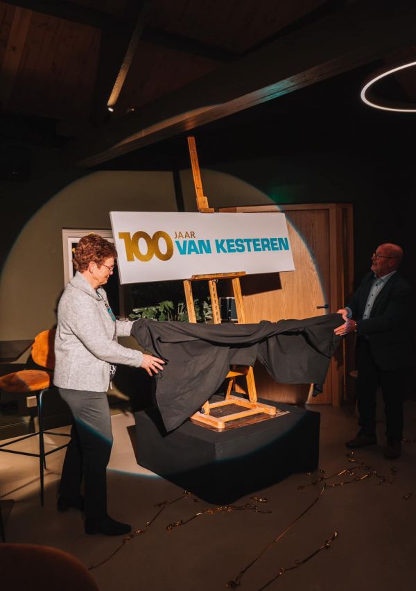 Van Kesteren trapt 100-jarig jubileum af 1