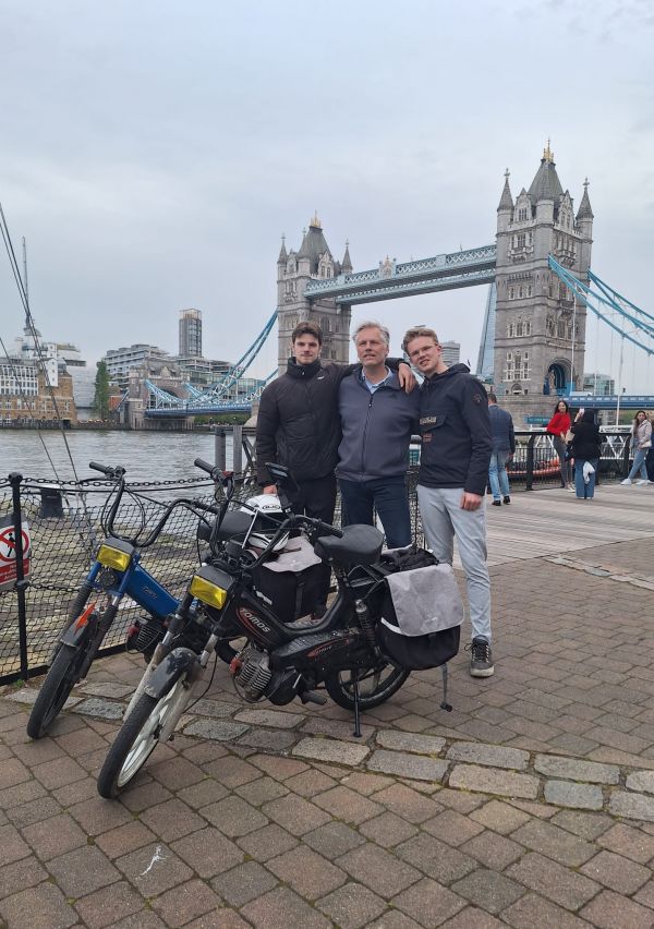 Op de Tomos brommer naar Parijs, Londen en Berlijn