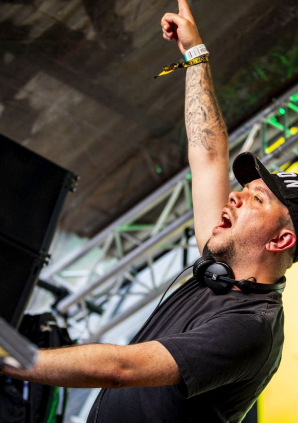 DJ Unlocked timmert internationaal aan de weg 1